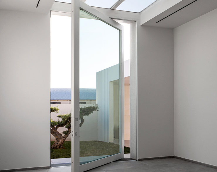 Oikos Nova, de inbraakwerende design taatsdeur met grote glasopening in elke afmeting